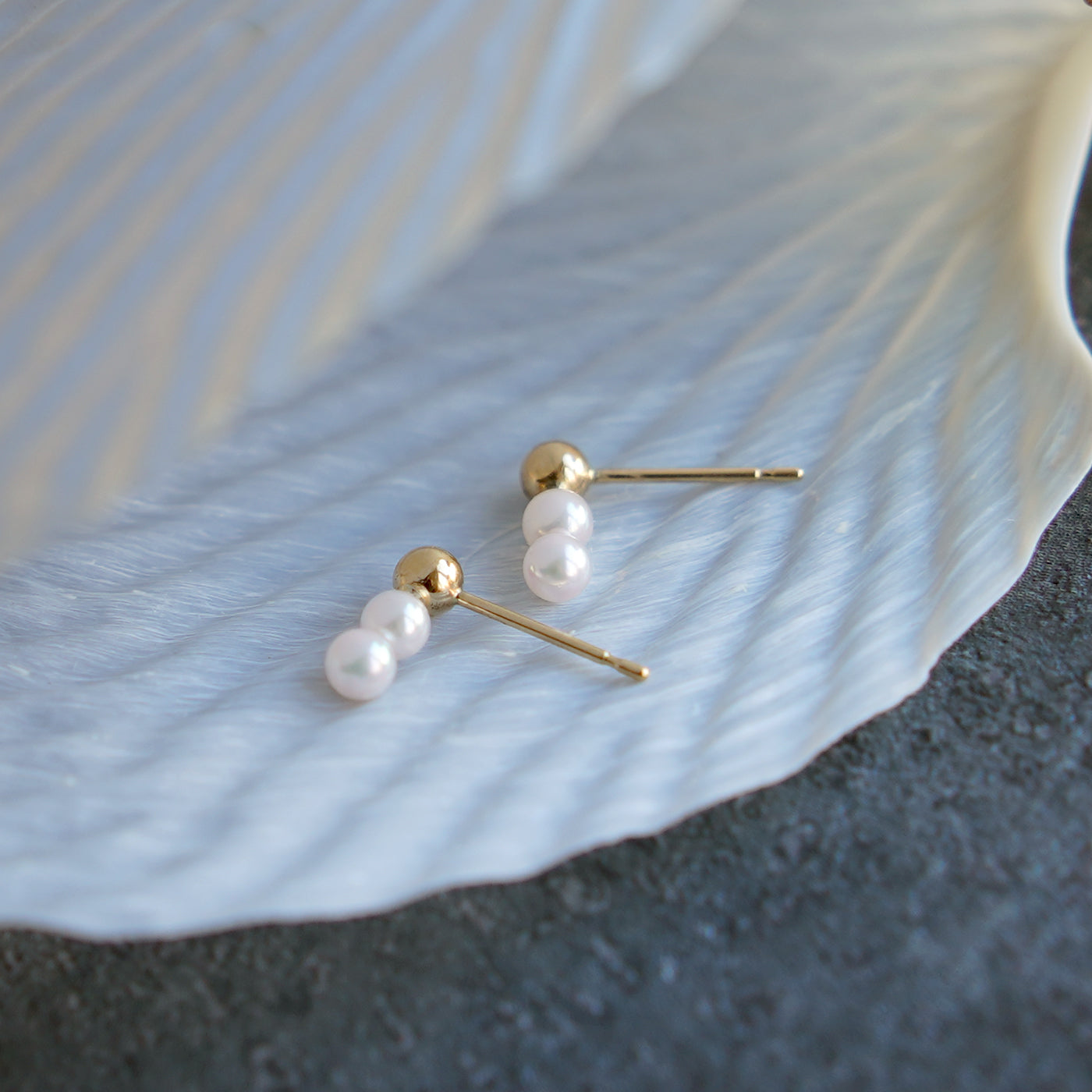 Atypical Cup Earrings - Baby Akoya