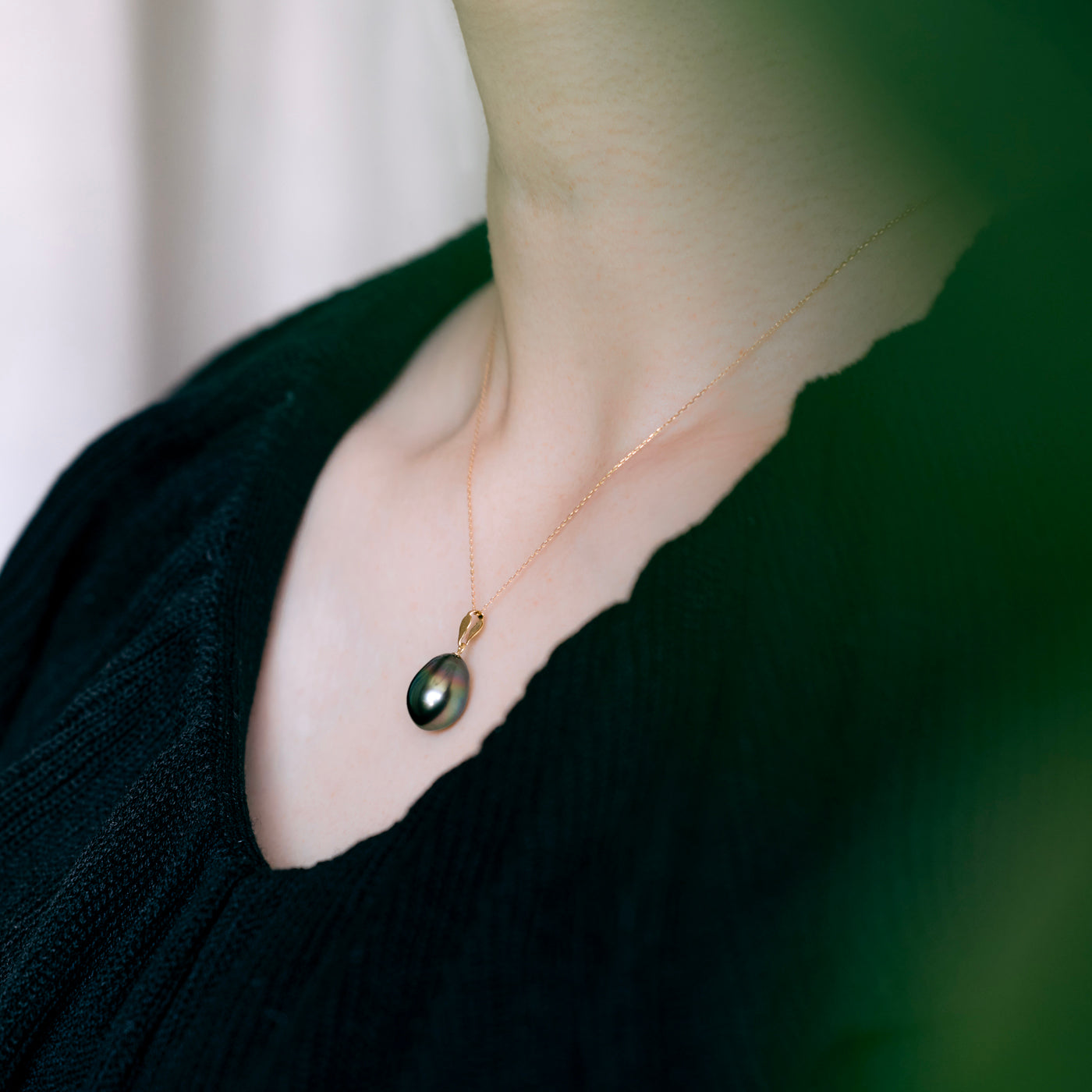 黒 タヒチ パール 真珠 チェーンネックレス ミニマル シンプル 着用