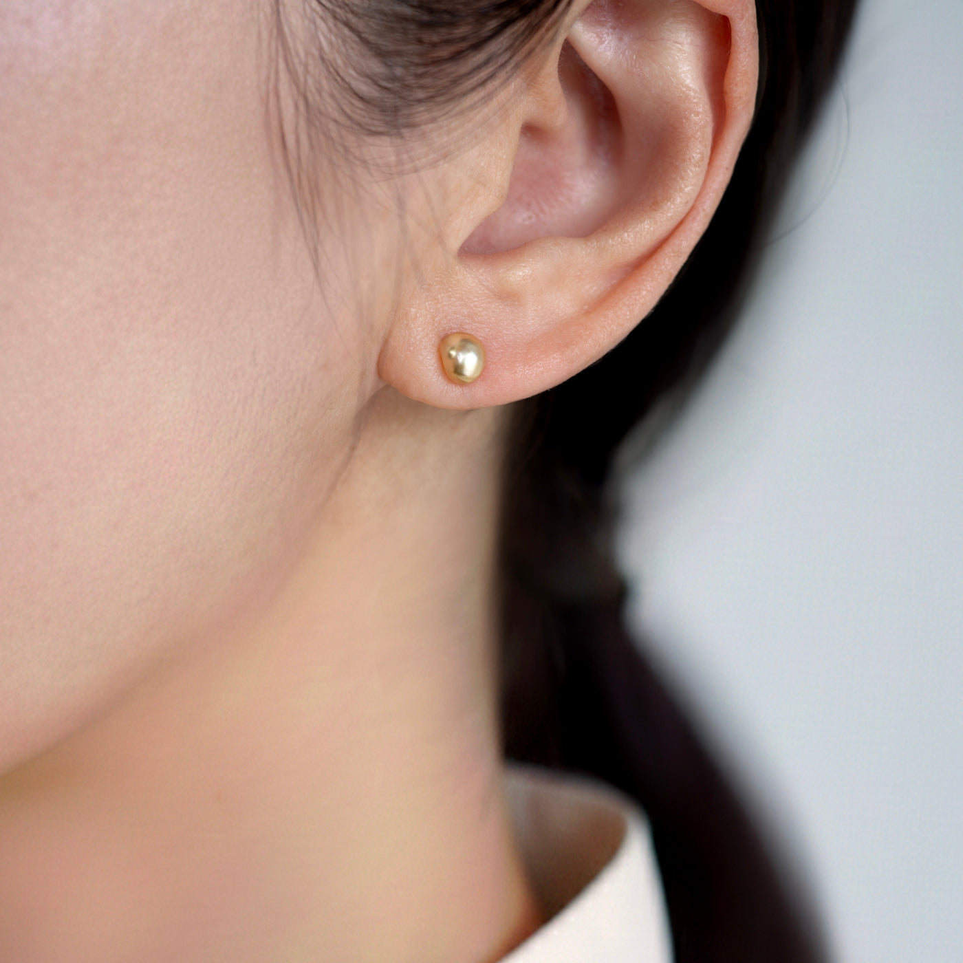 Model_Front ゴールデン ケシ パール 真珠 ピアス ミニマル シンプル 着用