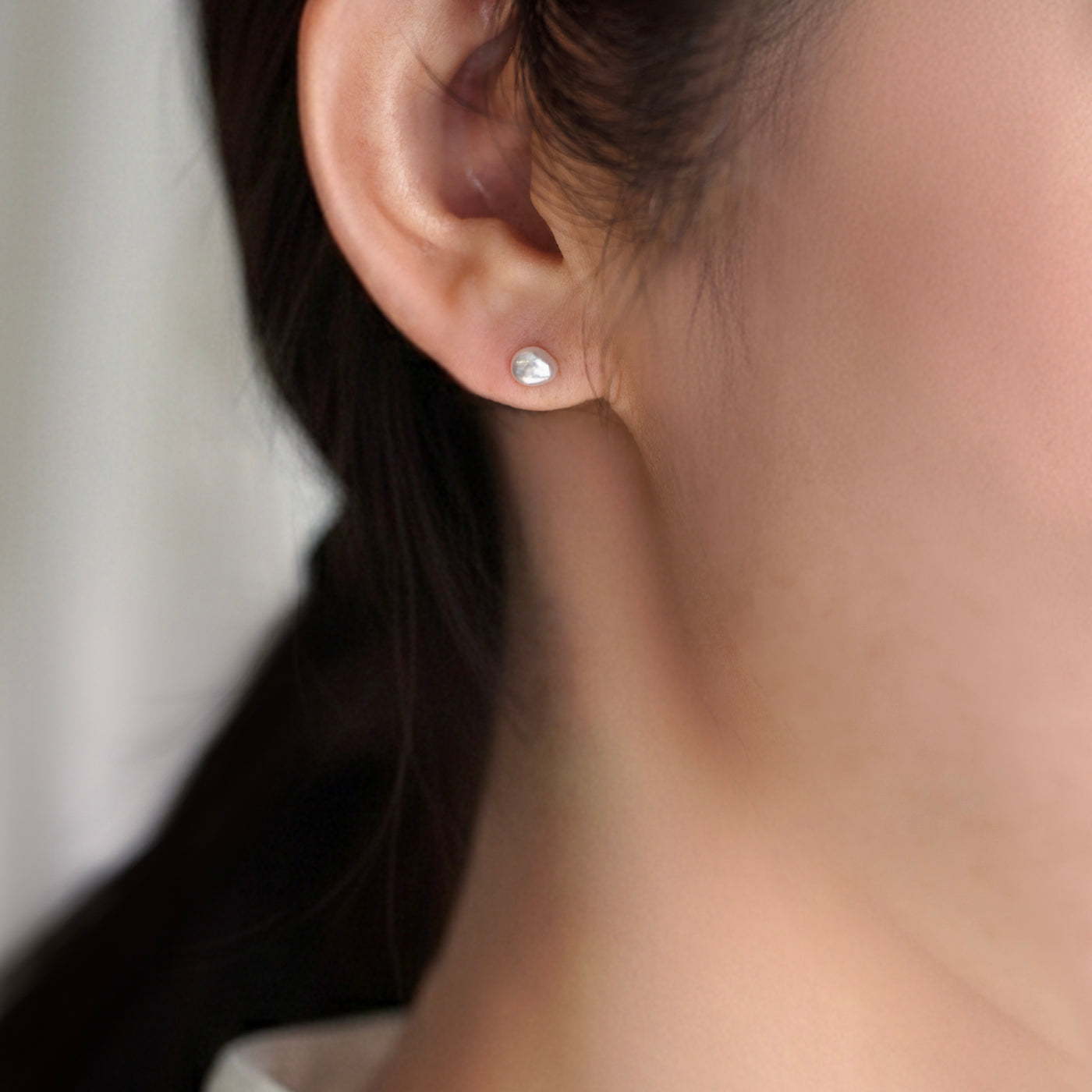 Model_Front 白 ケシ パール 真珠 ピアス ミニマル シンプル 着用