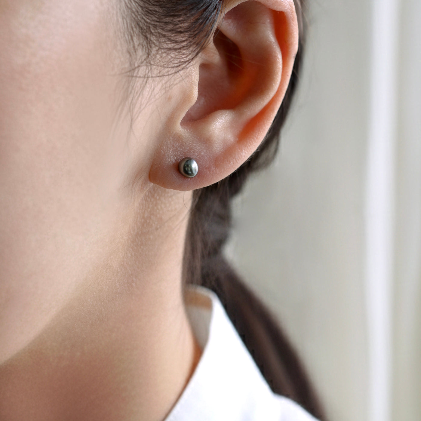 Model_Front 黒 ケシ タヒチ パール 真珠 ピアス ミニマル シンプル