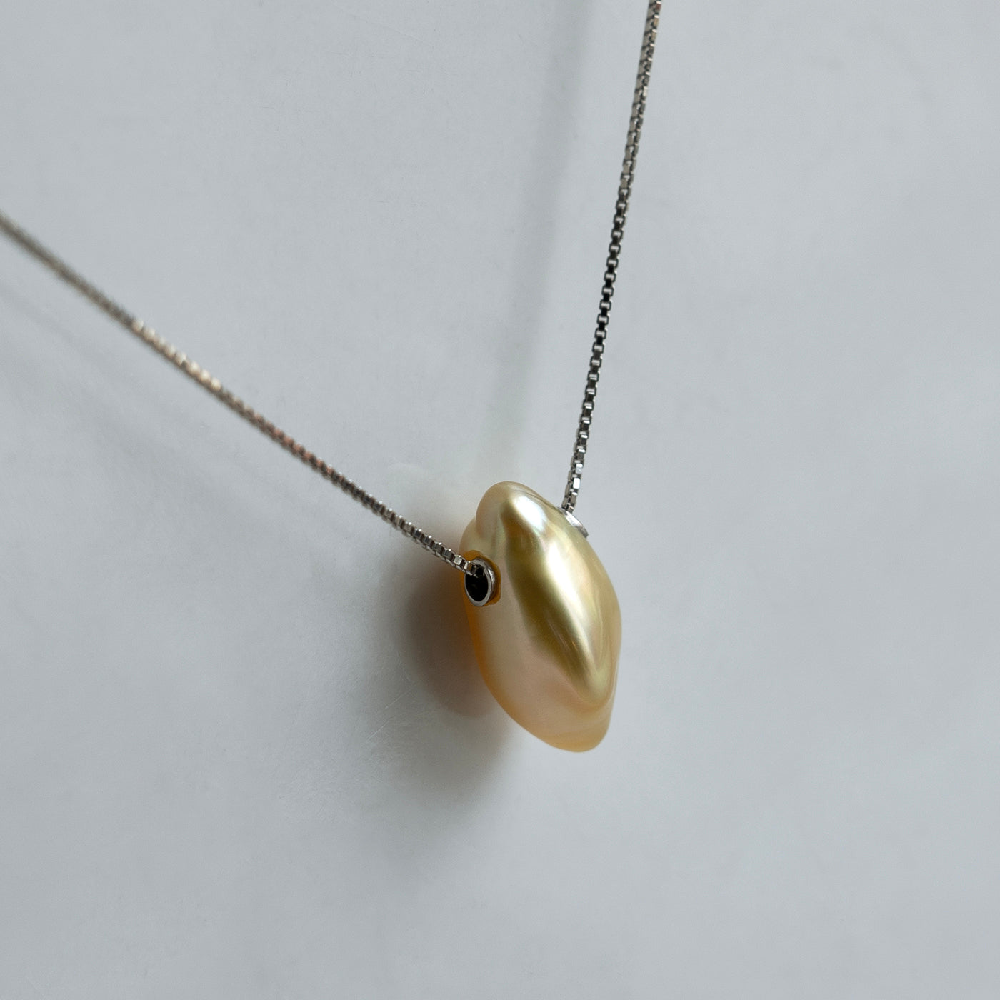 Pearl Tunnel Necklace - Golden South Sea Keshi