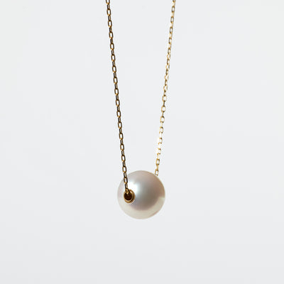 16_Essential-1pcNecklace-Akoya70-75K18-UP_1x1_340a4a57-11a9-4be0-aff3-3b42a5d4eb7d - sCenes