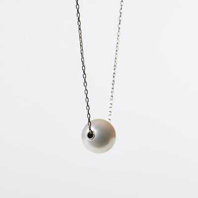 18_Essential-1pcNecklace-Akoya70-75Pt-UP_1x1_efe7f316-0c2d-4b4d-b4c6-366fb5fbcb3f - sCenes