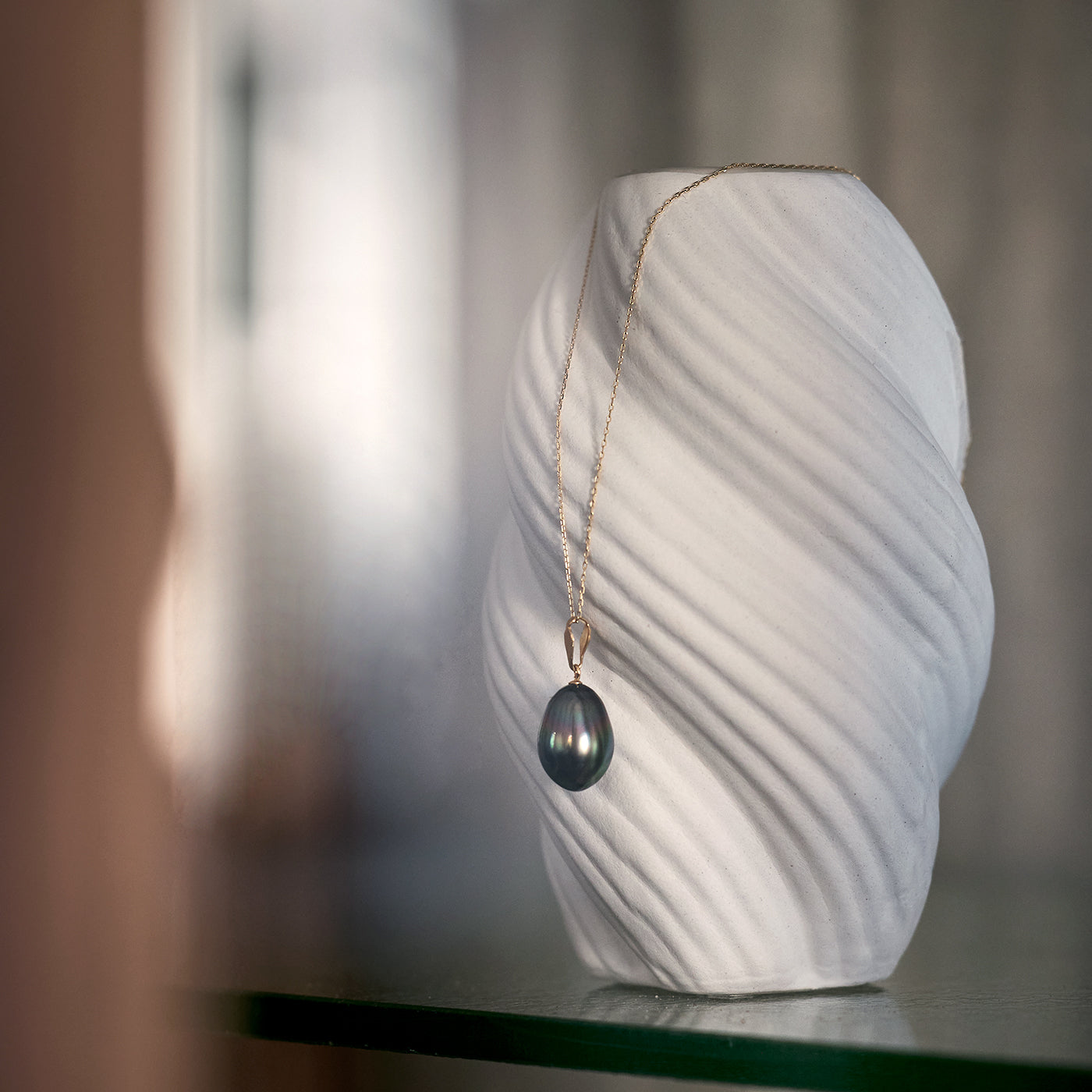 Ogee Bail Pendant - Tahitian Pearl