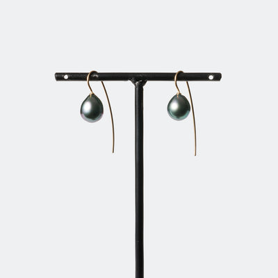 BarFront_TrickleHookEarrings_TahitianDrop_1x1_804fb4c6-2530-4cac-91a7-6d8714415995 - sCenes