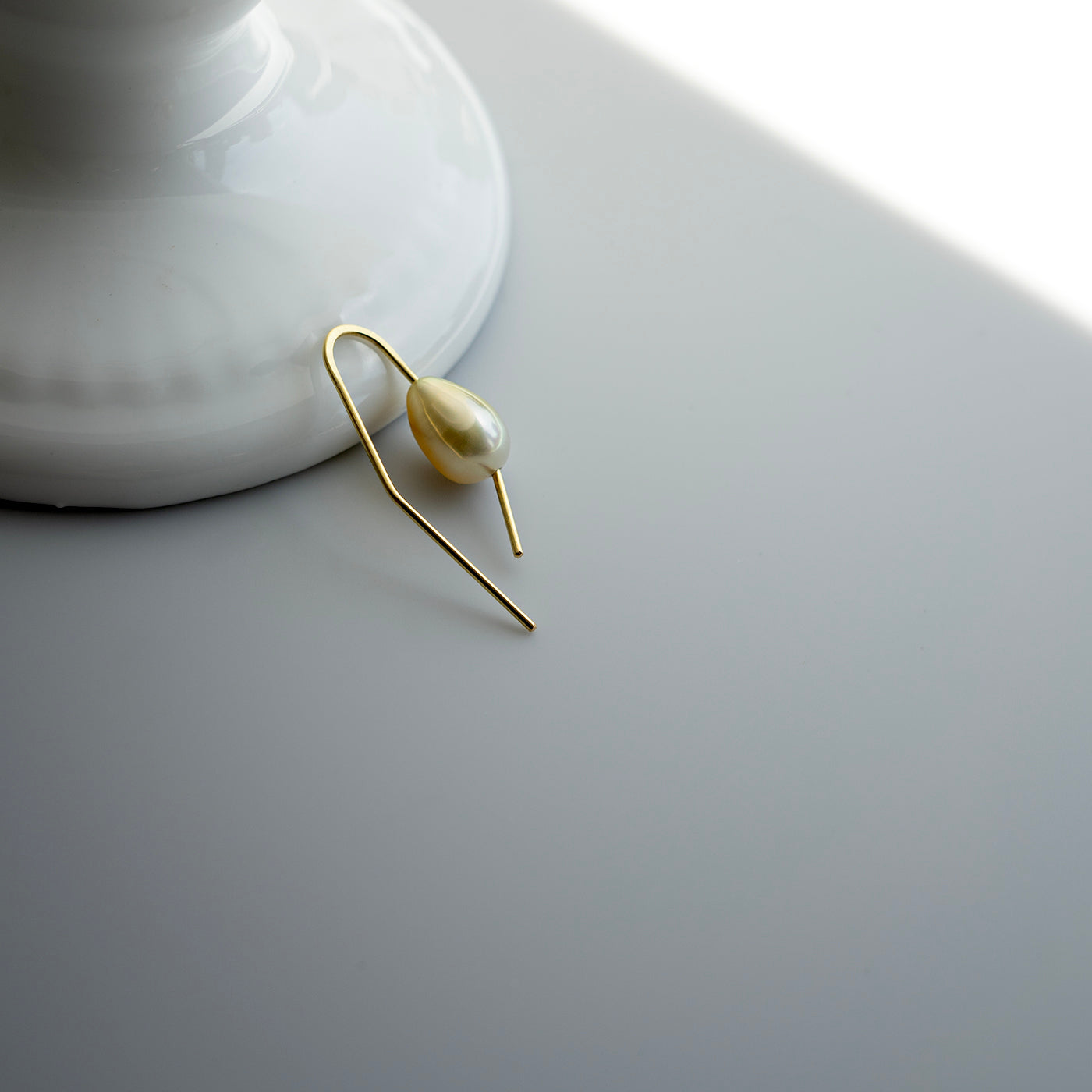 Rhombus Hook Pierced Earring - 白蝶ゴールドケシパール