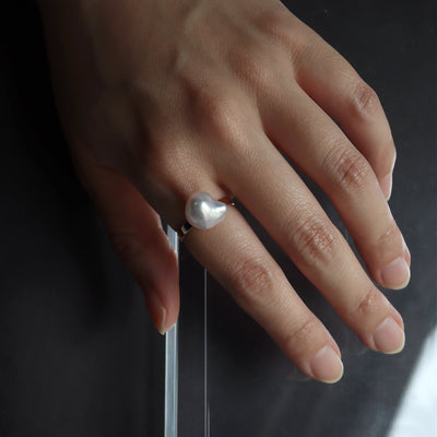 Hand 白 ケシ パール 真珠 カスタムジュエリー ネジ式 ミニマル シンプル リング 着用