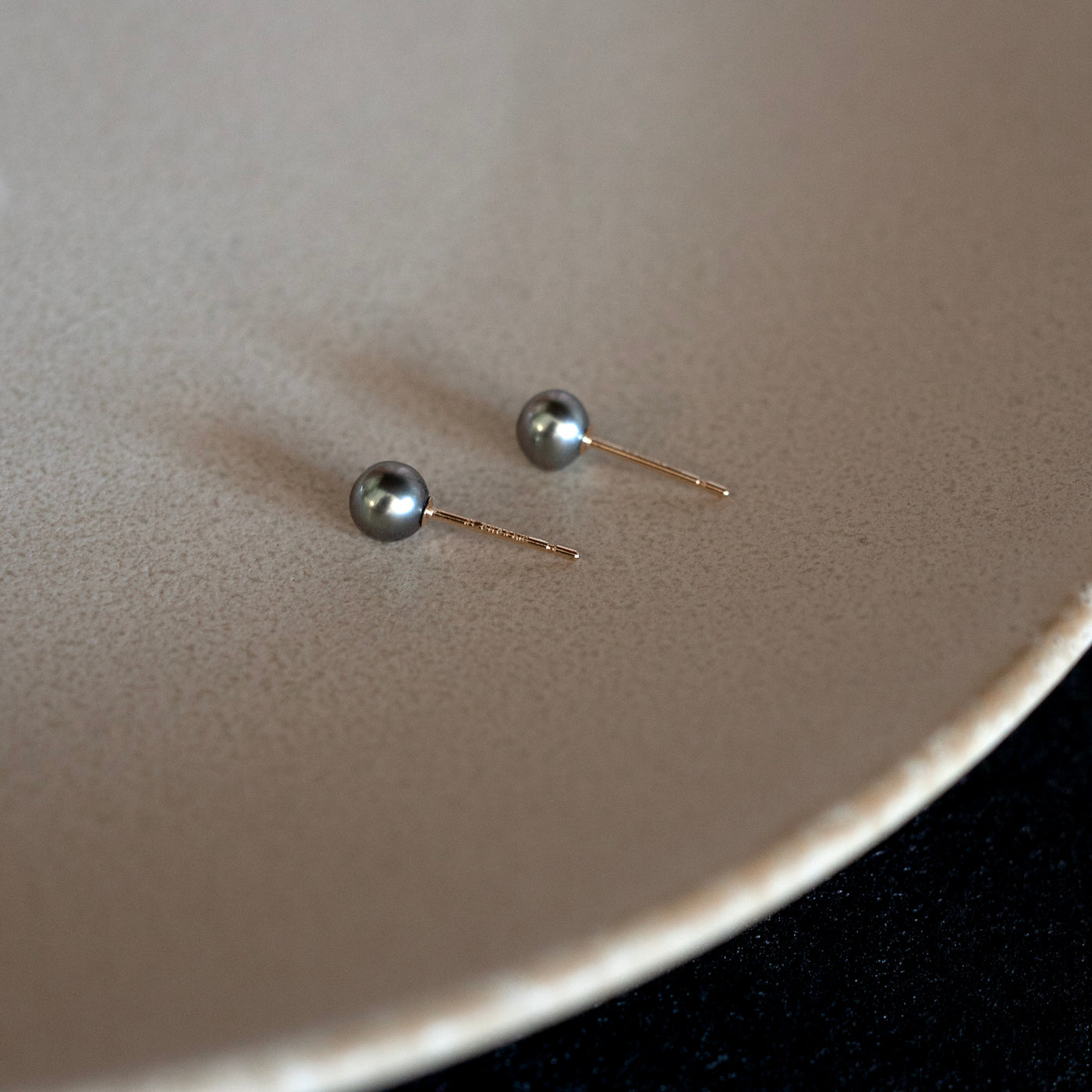 Tahiti_Image 黒 タヒチ ケシ パール 真珠 ピアス ミニマル シンプル