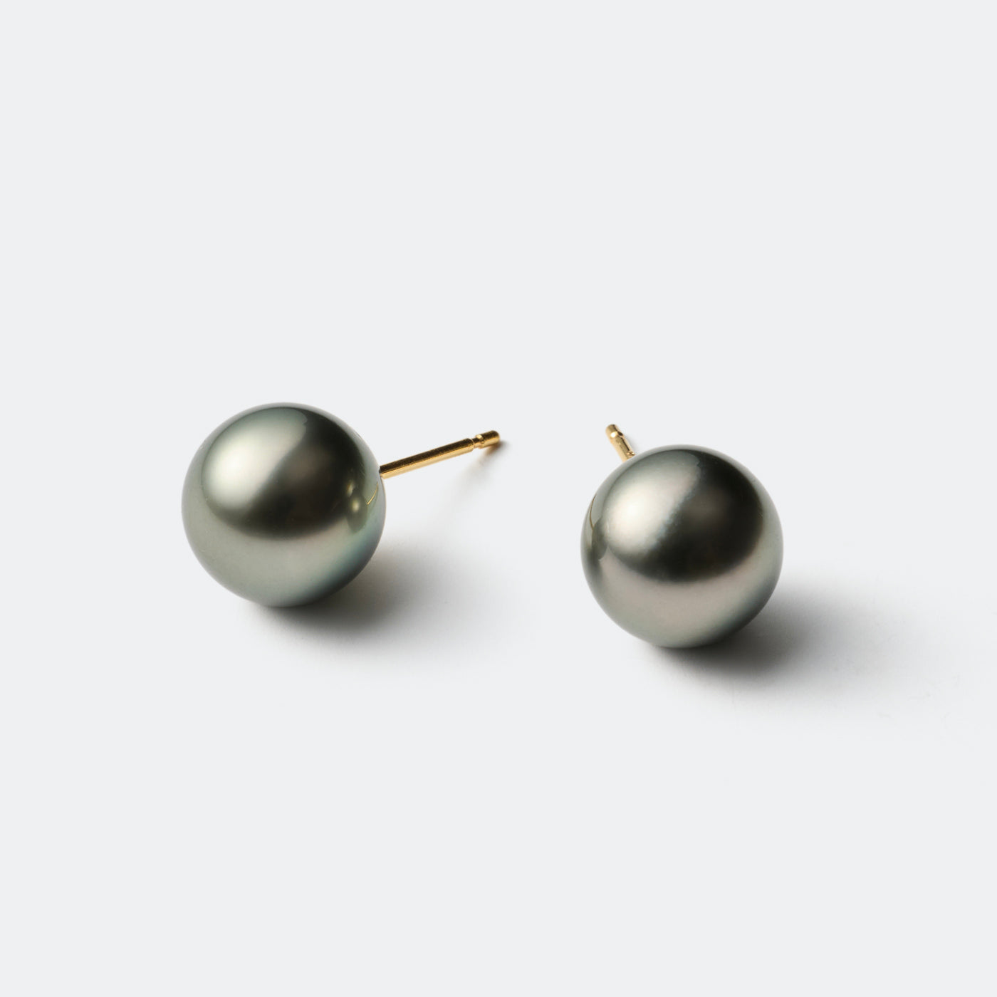 【ESSENTIALS】9.0-10.0mm Tahitian Pearl Studs / K18YG  B