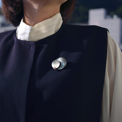 Model_Pendulum_Brooch_Tahiti アコヤ パール 真珠 マザーオブパール  貝 ブローチ ミニマル シンプル 揺れる 着用