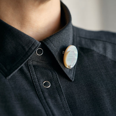 Model_Pendulum_Brooch_SSP アコヤ パール 真珠 マザーオブパール  貝 ブローチ ミニマル シンプル 揺れる 着用