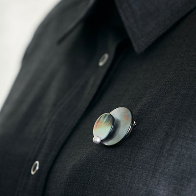 Model-Pendulum_Brooch_Tahiti アコヤ パール 真珠 マザーオブパール  貝 ブローチ ミニマル シンプル 揺れる 着用