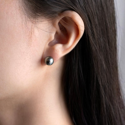 黒 タヒチ パール 真珠 ピアス ミニマル シンプル 着用