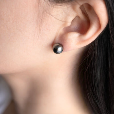 黒 タヒチ パール 真珠 ピアス ミニマル シンプル　着用