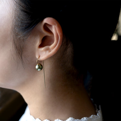 Model 黒 タヒチ パール 真珠 カスタムジュエリー ネジ式 ミニマル シンプル ピアス 着用