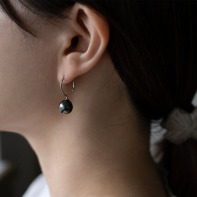 Model 黒 タヒチ パール 真珠 カスタムジュエリー ネジ式 ミニマル シンプル ピアス