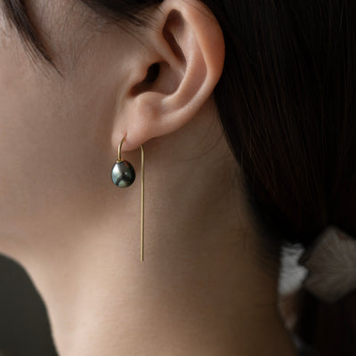 Model 黒 タヒチ パール 真珠 カスタムジュエリー ネジ式 ミニマル シンプル ピアス 着用