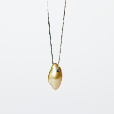 Side-UP-W_250714_PearlTunnelNecklace-GoldenSouthSeaKeshi_02_1x1_157359c6-4963-4bf8-8754-e2ba63a0bae9 - sCenes