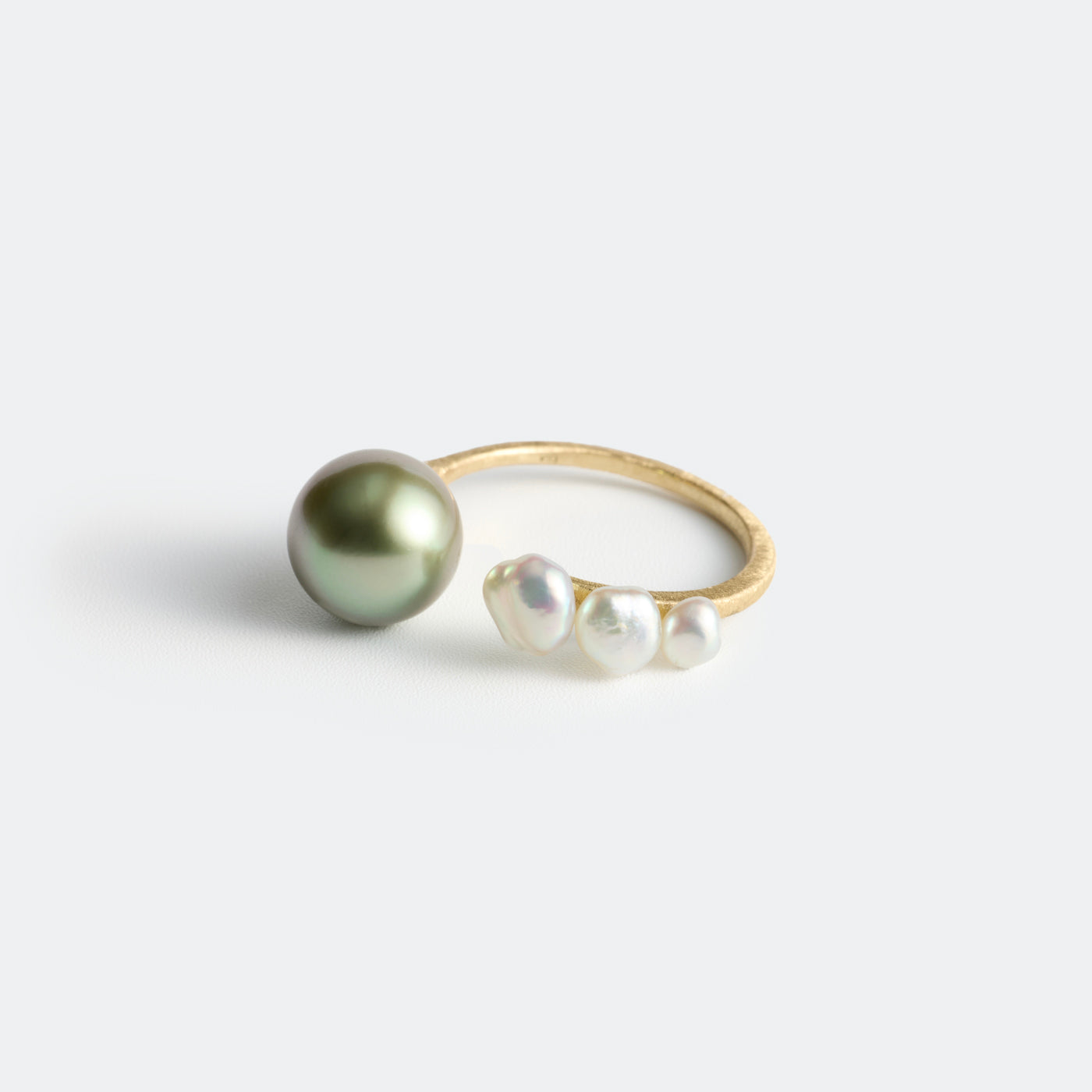 Flowing Open Ring ＜ Luxe ＞ - Tahitian Pearl & Akoya Keshi