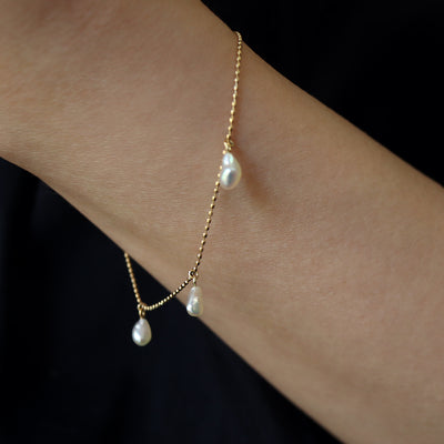 AkoyaKeshiBracelets_hand アコヤ ケシ パール 真珠 チェーン ブレスレット ミニマル シンプル 着用