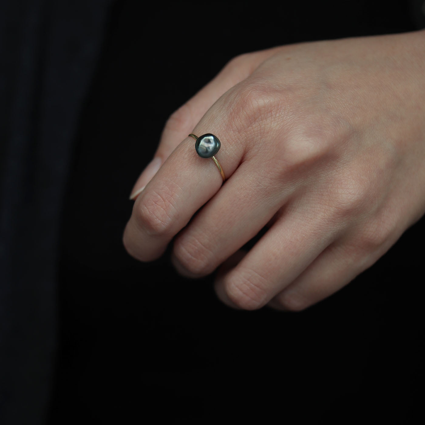 Tiny Half Round Ring - 黒蝶ケシ C