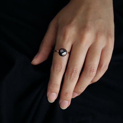 Hand 黒 タヒチ パール 真珠 カスタムジュエリー ネジ式 ミニマル シンプル リング 着用