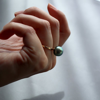 RingAndPearl_Tahiti-Button_IMG_2503_Hand - sCenes