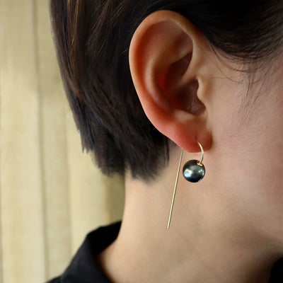 Tahiti_model-Hook 黒 タヒチ パール 真珠 カスタムジュエリー ネジ式 ミニマル シンプル ピアス 着用